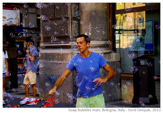 Soap bubbles man, Bologna, Italy - images by Sunil Deepak, 2013