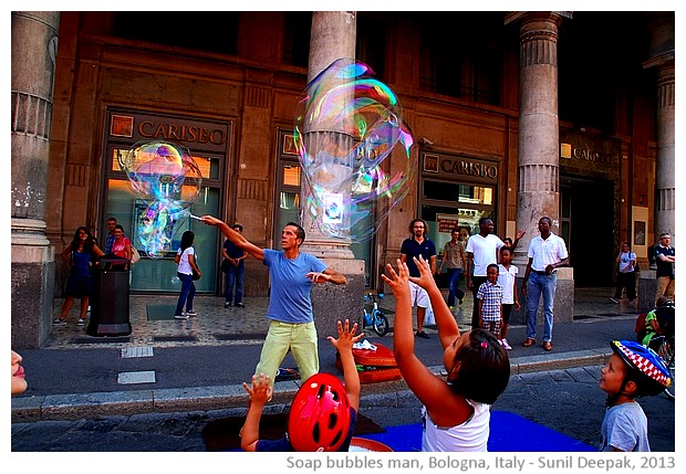 Soap bubbles man, Bologna, Italy - images by Sunil Deepak, 2013