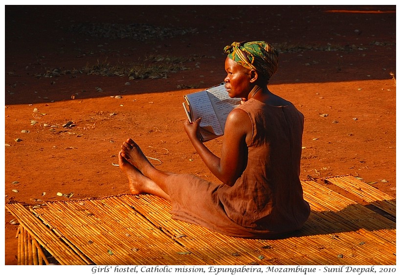 Girls reading books, Espungabeira, Manica, Mozambique - Images by Sunil Deepak