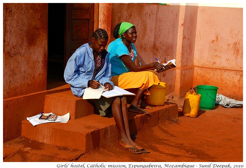Girls reading books, Espungabeira, Manica, Mozambique - Images by Sunil Deepak