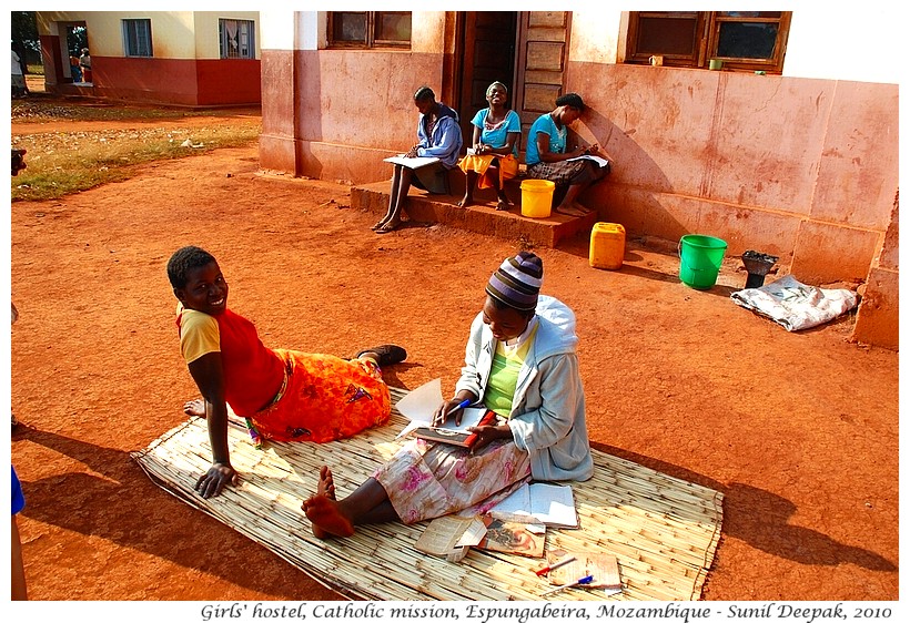 Girls reading books, Espungabeira, Manica, Mozambique - Images by Sunil Deepak