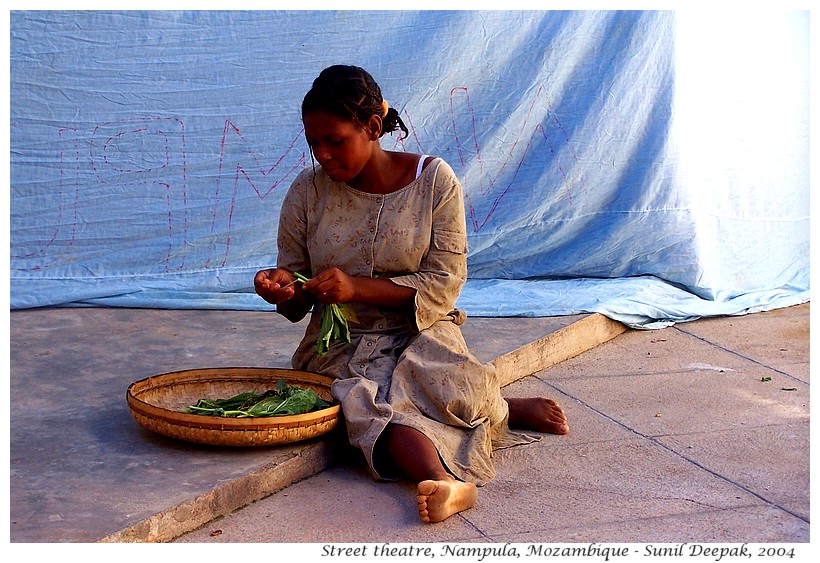 Rehearsal of street theatre, Nampula, Mozambique - Images by Sunil Deepak