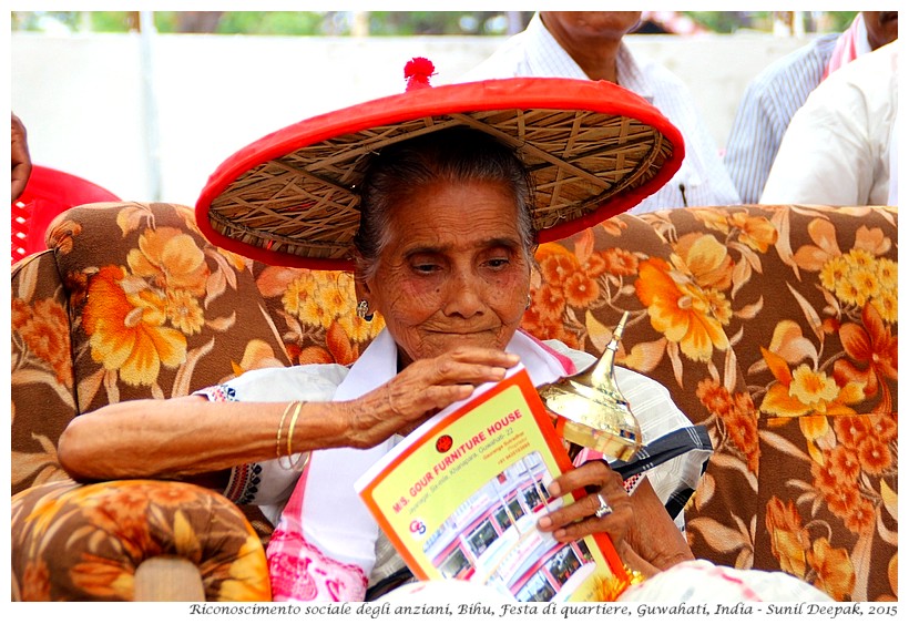 Anziani a Bihu e la festa di quartiere, Guwahati, India - Foto di Sunil Deepak