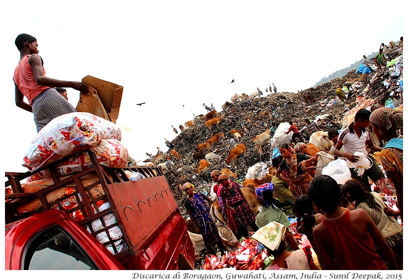 Discarica di Guwahati - Immagini di Sunil Deepak