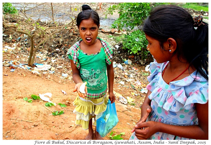 Babina con fiori di Bukul, Discarica di Guwahati - Immagini di Sunil Deepak