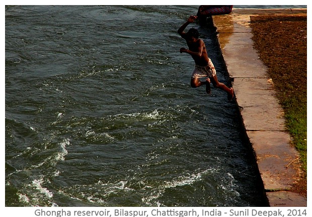 Boys at Ghongha water reservoir, Bilaspur, Chattisgarh, India - images by Sunil Deepak, 2014