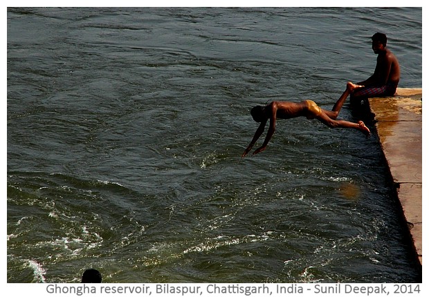 Boys at Ghongha water reservoir, Bilaspur, Chattisgarh, India - images by Sunil Deepak, 2014