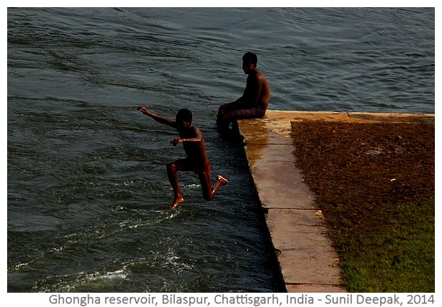 Boys at Ghongha water reservoir, Bilaspur, Chattisgarh, India - images by Sunil Deepak, 2014