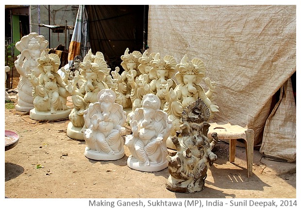Making Ganesh statues, Sukhtawa, Madhya Pradesh, India - Images by Sunil Deepak, 2014