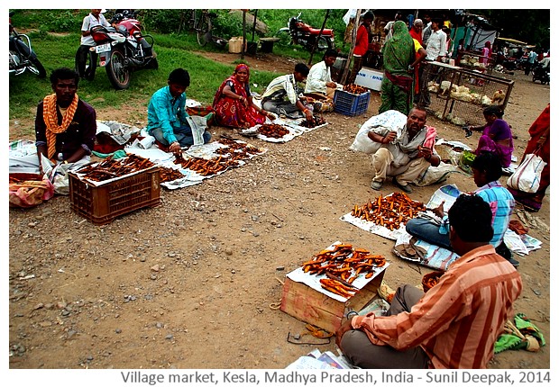 Weekly village market, Kesla, Hoshangabad, MP, India - images by Sunil Deepak, 2014