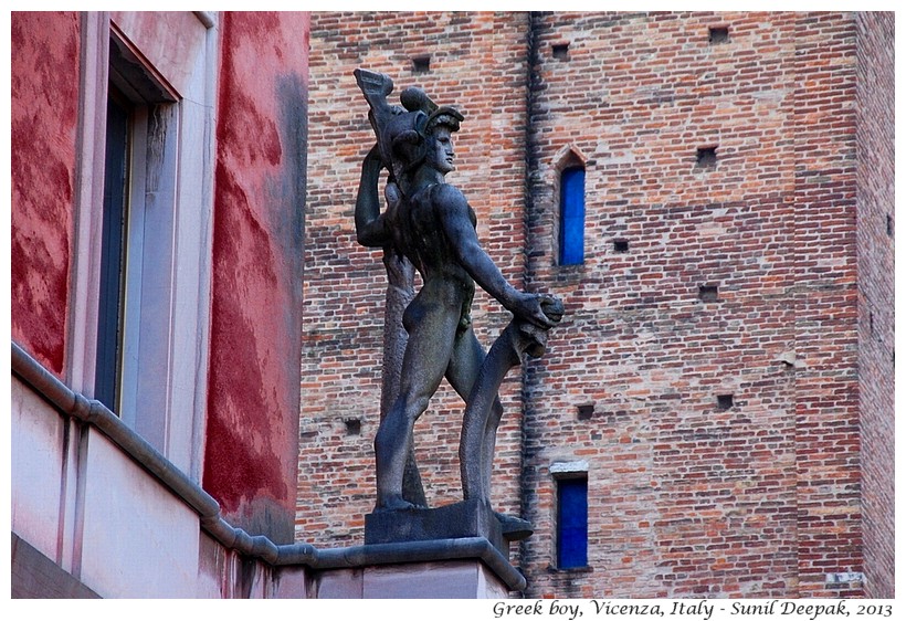 Sculpture, Contra Garibaldi, Vicenza, Italy - Images by Sunil Deepak