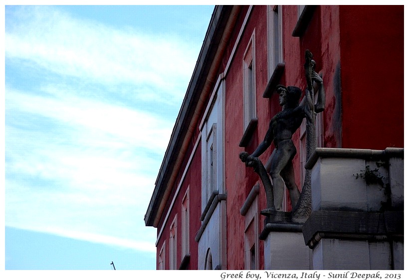 Sculpture, Contra Garibaldi, Vicenza, Italy - Images by Sunil Deepak