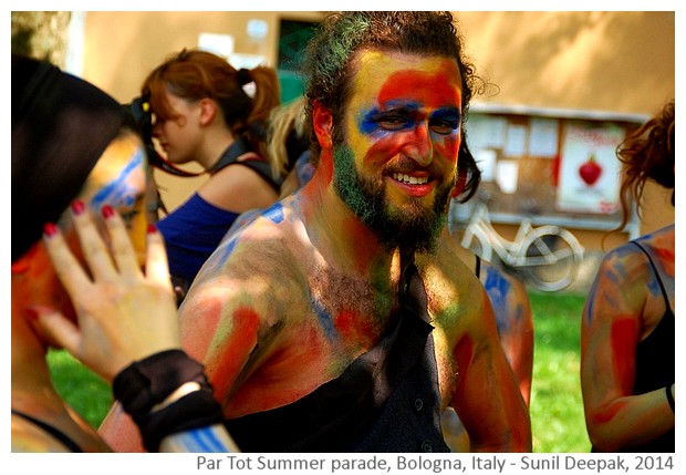 Dancers painted in red & blue, Par Tot summer parade, Bologna, Italy - Images by Sunil Deepak, 2013