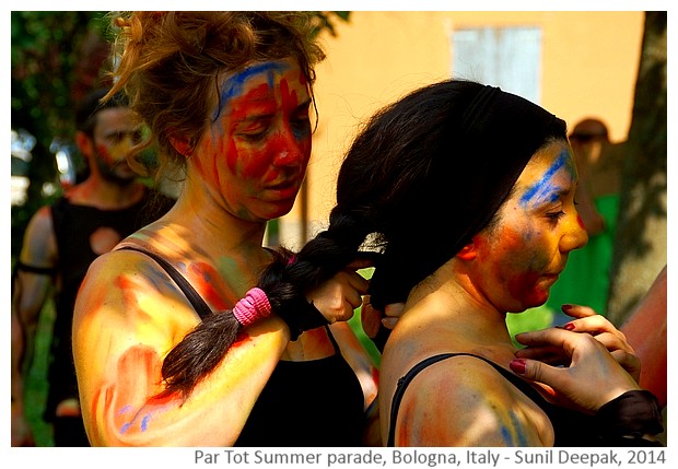 Dancers painted in red & blue, Par Tot summer parade, Bologna, Italy - Images by Sunil Deepak, 2013