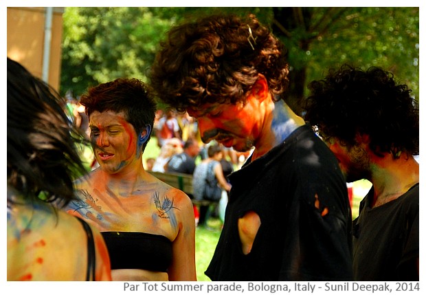 Dancers painted in red & blue, Par Tot summer parade, Bologna, Italy - Images by Sunil Deepak, 2013