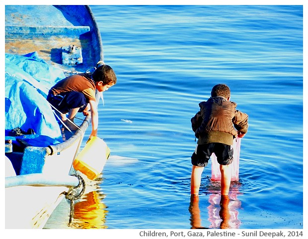 Children at port of Gaza, Palestine - images by Sunil Deepak, 2014